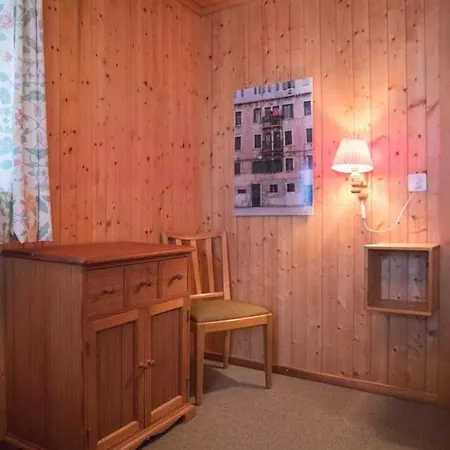 Chalet Mitten In Den Schweizer Alpen *
