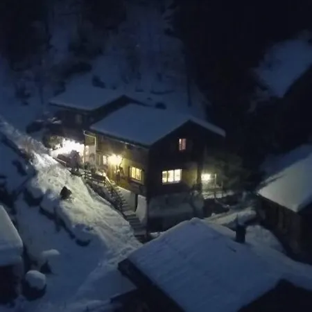 Casa de Férias Chalet Mitten In Den Schweizer Alpen Dardin